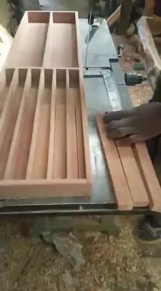 Maßgefertiger Schubladeneinsatz mit integriertem Messerblock waehrend der Massanfertigung