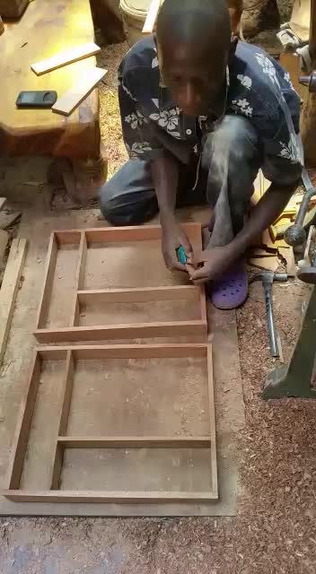 Drei maßgeschneiderte Holzkästen als Schubladeneinsatz waehrend der Massanfertigung