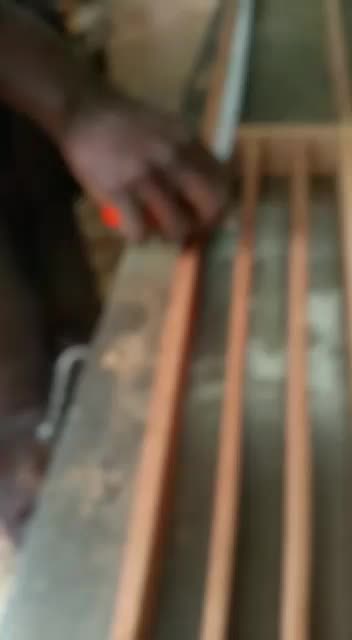 Maßgefertiger Schubladeneinsatz mit integriertem Messerblock waehrend der Massanfertigung