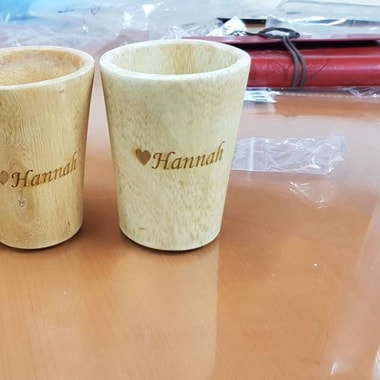 Maßgefertigte Tasse aus Holz mit Gravur