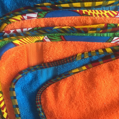 Massgeschneiderte Handtücher mit Kitenge-Einfassung
