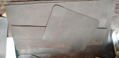 Maßgefertigte Unisex Duffle Bag aus dunkelbraunem Leder waehrend der Massanfertigung