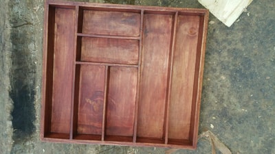 Besteckkasten aus Holz für eine Küchenschublade waehrend der Massanfertigung