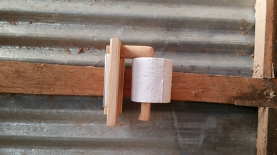 Klobürste aus Holz mit Ständer, darunter eine Tonschale waehrend der Massanfertigung