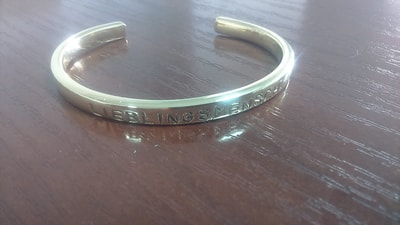 Maßgefertigtes Manschettenarmband aus Messing waehrend der Massanfertigung