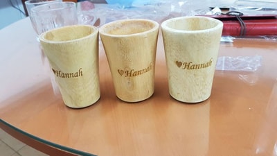 Maßgefertigte Tasse aus Holz mit Gravur