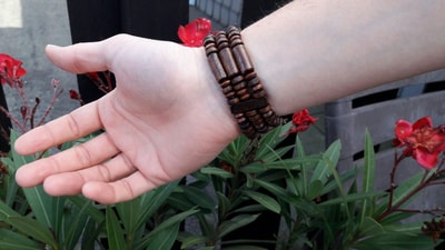 Maßgefertigtes hölzernes facettiertes Armband Fotos vom Kunden