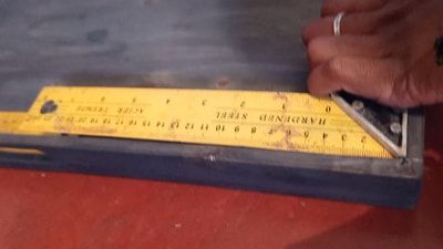 Maßgeschneidertes Tablett 55x55cm mit 4cm hohem Rand waehrend der Massanfertigung