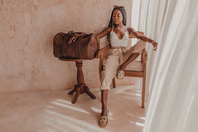 A light tan leather duffle bag - 2 Short straps