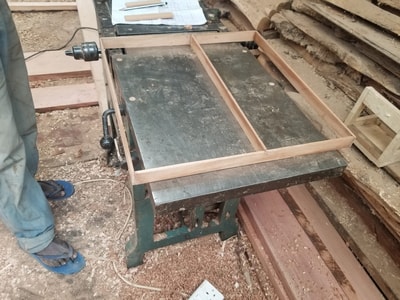 Maßgefertigter Schubladeneinsatz aus Holz (46 x 48 cm) waehrend der Massanfertigung