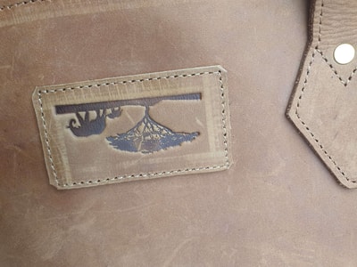 maßgefertigte Laptoptasche (sleeve) aus Leder waehrend der Massanfertigung