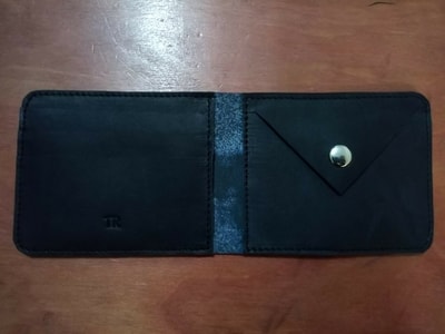 Maßgefertigtes Portemonnaie aus Leder, mit einem Münzfach waehrend der Massanfertigung