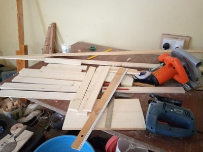 Besteckkasten mit den Maßen 48 cm breit, 47 cm tief und 5 cm waehrend der Massanfertigung