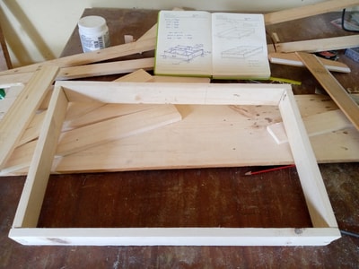 Besteckkasten mit den Maßen 48 cm breit, 47 cm tief und 5 cm waehrend der Massanfertigung
