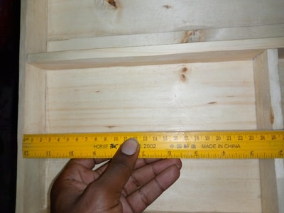 Besteckkasten mit den Maßen 48 cm breit, 47 cm tief und 5 cm waehrend der Massanfertigung