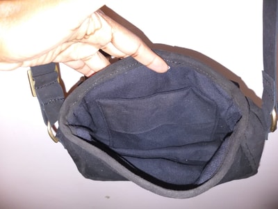 Maßgeschneiderte kleine Tasche - schwarzes Leder - Wildleder waehrend der Massanfertigung