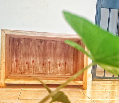 Maßgeschreinerter TV Tisch aus Holz