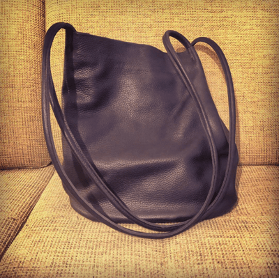 Maßgefertige Handtasche aus schwarzem Leder Fotos vom Kunden