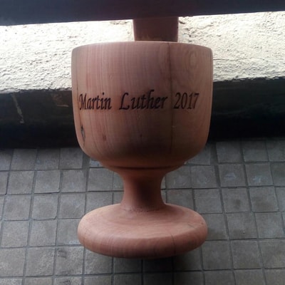 Abendmahlskelch aus Zedernholz - Martin Luther 2017 waehrend der Massanfertigung