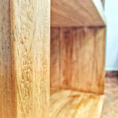 Maßgeschreinerter TV Tisch aus Holz