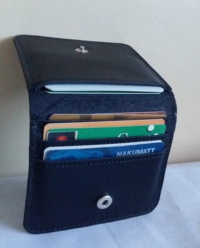 maßgefertigte Brieftasche mit den Aussenmassen ca. 10,5x6,5 waehrend der Massanfertigung