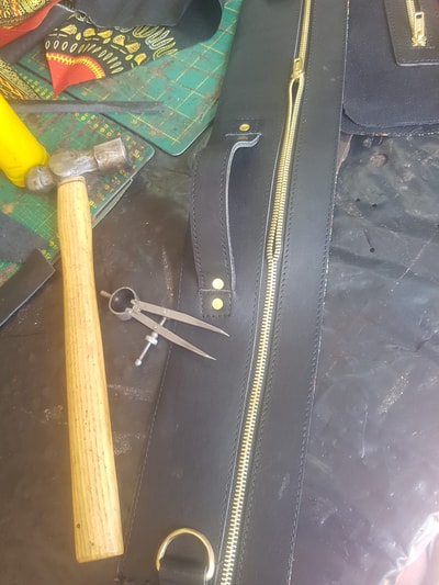 Massgefertigte Laptoptasche waehrend der Massanfertigung