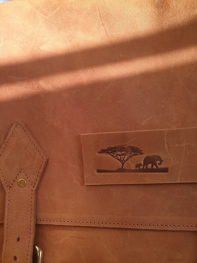 maßgefertigte Laptoptasche (sleeve) aus Leder waehrend der Massanfertigung