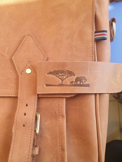 maßgefertigte Laptoptasche (sleeve) aus Leder waehrend der Massanfertigung