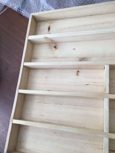 Besteckkasten mit den Maßen 48 cm breit, 47 cm tief und 5 cm waehrend der Massanfertigung