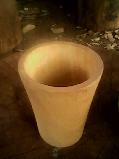 Maßgefertigte Tasse aus Holz mit Gravur waehrend der Massanfertigung