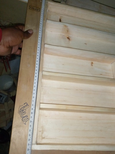 Besteckkasten mit den Maßen 48 cm breit, 47 cm tief und 5 cm waehrend der Massanfertigung