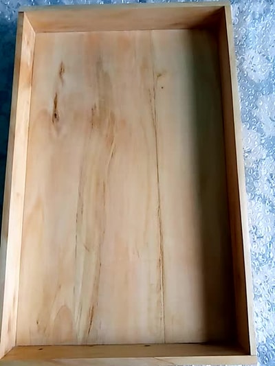 Besteckkasten mit den Maßen 48 cm breit, 47 cm tief und 5 cm waehrend der Massanfertigung