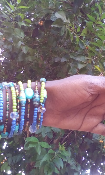 Wickelarmband made in Kenia waehrend der Massanfertigung