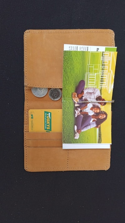 Maßgeschneiderte Brieftasche Sattelleder Qualität waehrend der Massanfertigung