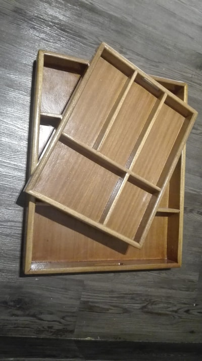 Zwei maßgefertigte Holzkästen als Schubladeneinsatz