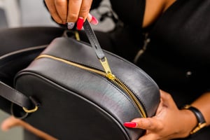 Massgeschneiderte kleine schwarze Handtasche aus Leder