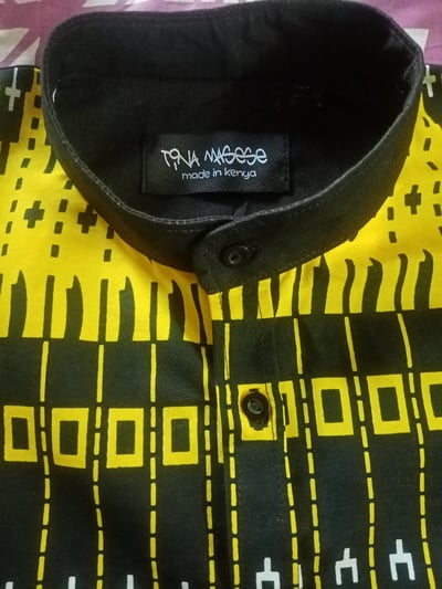 Maßgeschneidertes Hemd in Schwarz-Gelb waehrend der Massanfertigung