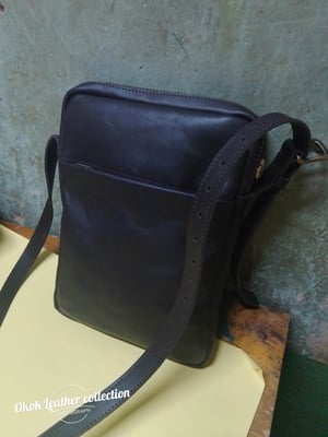 Wie man Laptoptasche aus Leder nach Maß mit Kofferschlaufe herstellt – Arbeitsschritte
