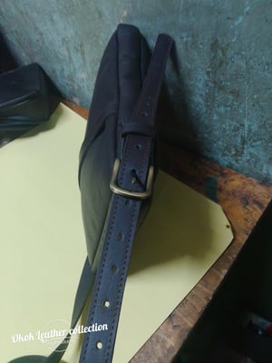 Wie man Laptoptasche aus Leder nach Maß mit Kofferschlaufe herstellt – Arbeitsschritte