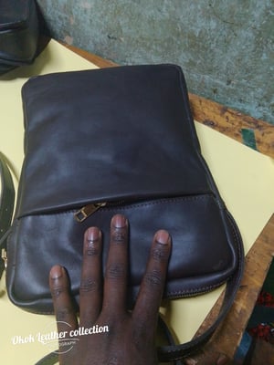 Wie man Laptoptasche aus Leder nach Maß mit Kofferschlaufe herstellt – Arbeitsschritte