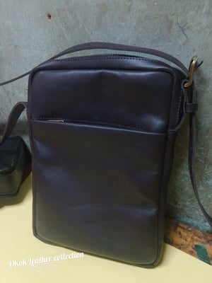 Wie man Laptoptasche aus Leder nach Maß mit Kofferschlaufe herstellt – Arbeitsschritte