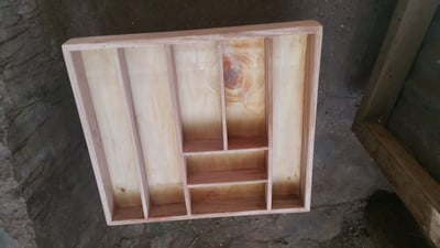 Besteckkasten aus Holz für eine Küchenschublade waehrend der Massanfertigung