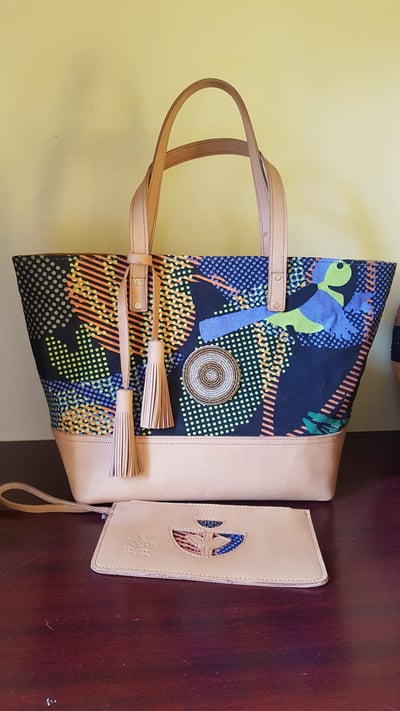 Maßgefertigte Tasche mit afrikanischen Mustern waehrend der Massanfertigung