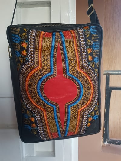 Custom made laptop bag within custom made realization