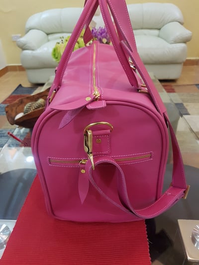Maßgefertigte rosa Reisetasche die auch Gymnastiktasche ist waehrend der Massanfertigung
