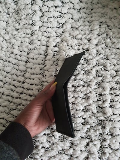 maßgefertigte sehr kleine schwarze Ledergeldbörse - 9x6.5 cm waehrend der Massanfertigung
