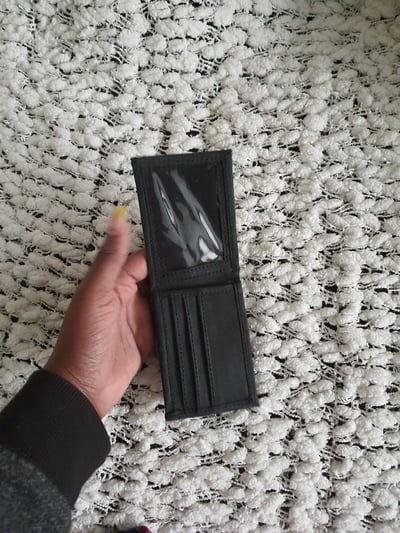 maßgefertigte sehr kleine schwarze Ledergeldbörse - 9x6.5 cm waehrend der Massanfertigung