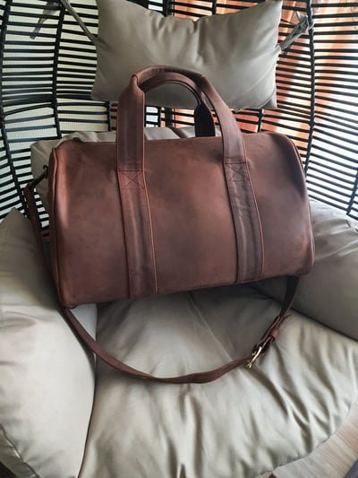 Eine Reisetasche aus hellbraunem Leder - 2 kurze Riemen waehrend der Massanfertigung