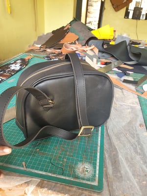 Wie man Kleine schwarze Leder-Handtasche nach Maß herstellt – Arbeitsschritte