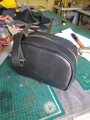 Wie man Kleine schwarze Leder-Handtasche nach Maß herstellt – Arbeitsschritte
